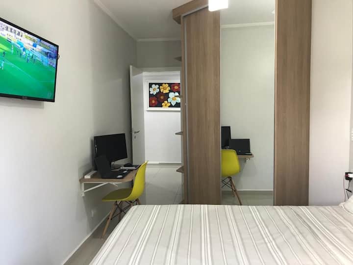 Habitación doble con aire acondicionado, TV inteligente, armarios de dos puertas con cajones y perchero, mesa para la oficina en casa e Internet de 240 METROS en vivo. Ropa de cama y baño disponibles. Acceso directo a un gran balcón.