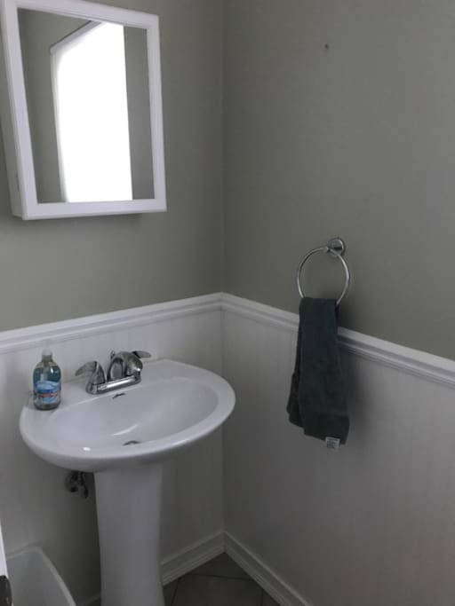 Small bathroom w/out shower!