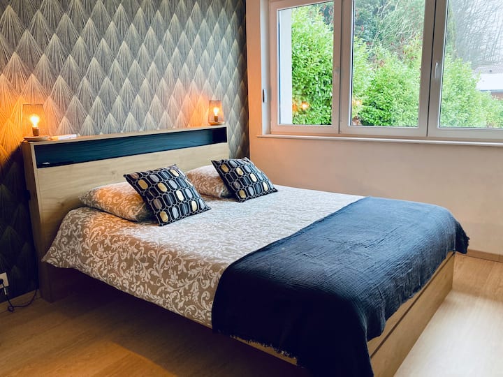 ห้องนอนพร้อมเตียงคู่ 160 x 200 (ผ้าปูที่นอนเสริม) + สมาร์ททีวี