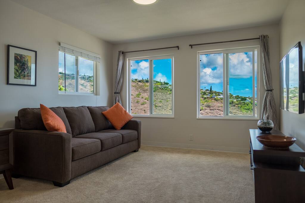 Cool mountain breezes and unubstructed coastal views truly gives you a private resort feeling without the hustle and bustle of Waikiki.