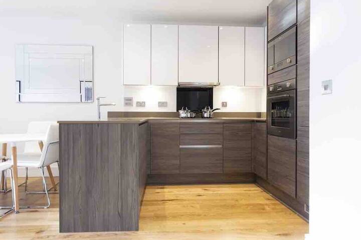 Stylish 2 bed apartment- near station gallery image 3
