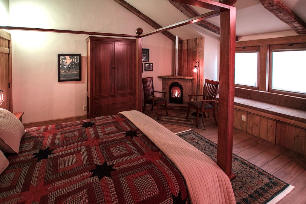 Four poster bed and fireplace
