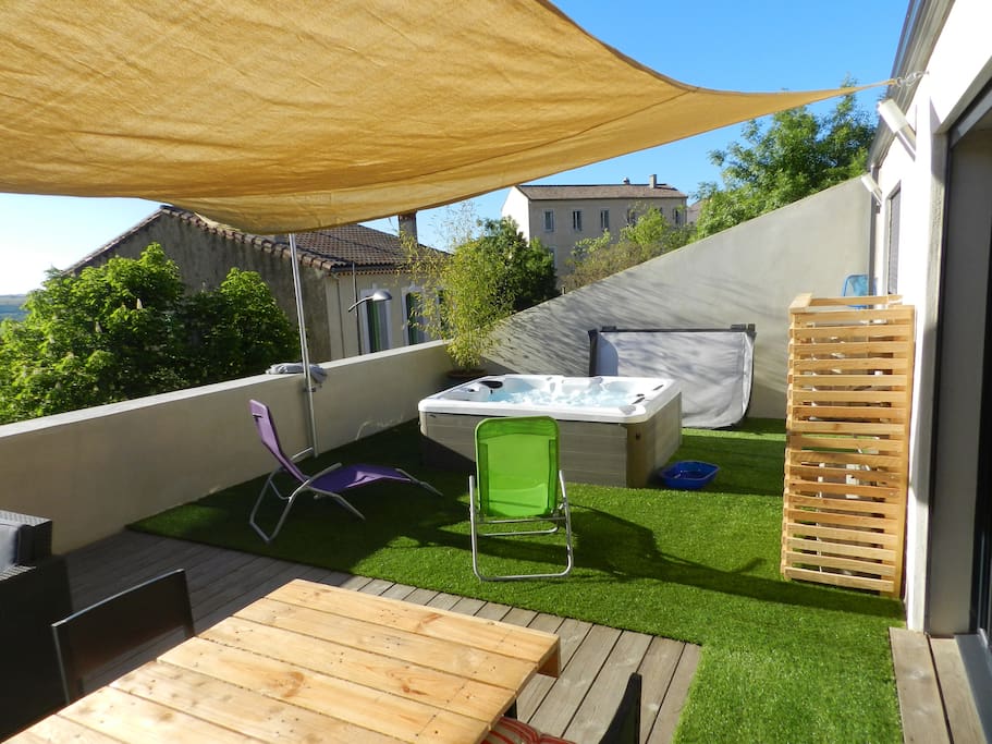 le jacuzzi et les transats vous invite à la relaxation