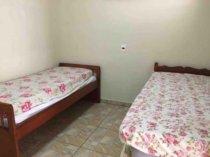 Habitación 3: dos camas.
