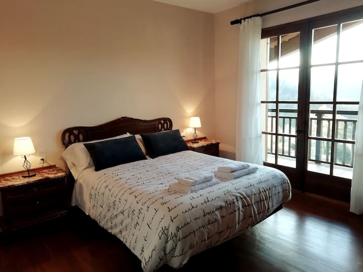 Room 1: Double room located on the first floor.