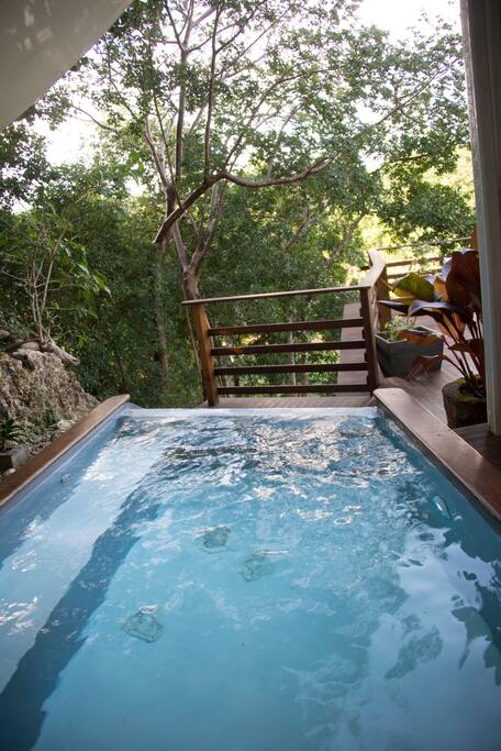 Avec la roche pour écrin, votre jacuzzi vous attend : eau chauffée, bain bouillonnant garantissent détente et relaxation.