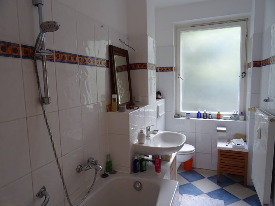 Badzimmer mit Badewanne und Fenster