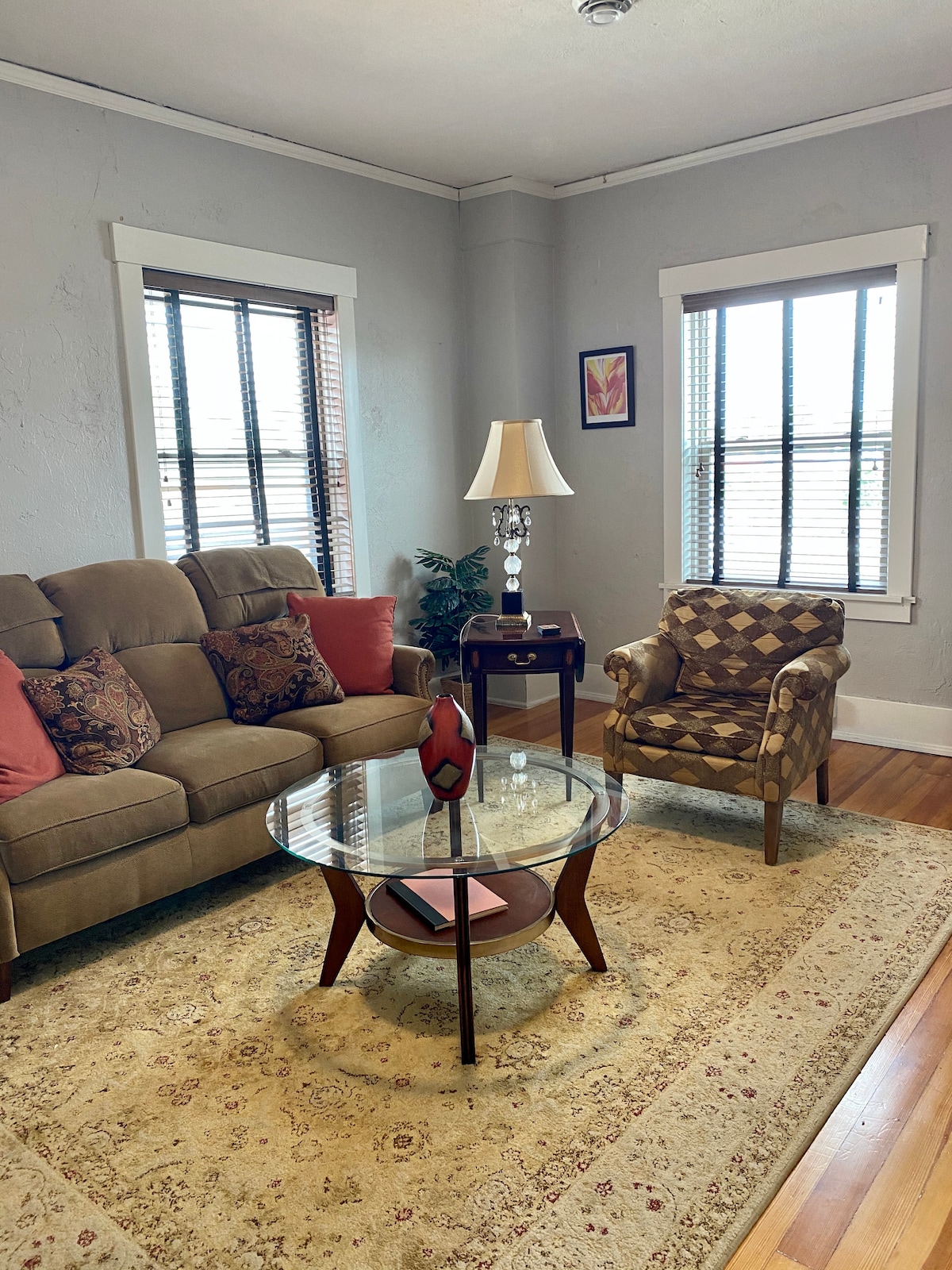 Sala de estar con ventanas orientadas al norte y al oeste