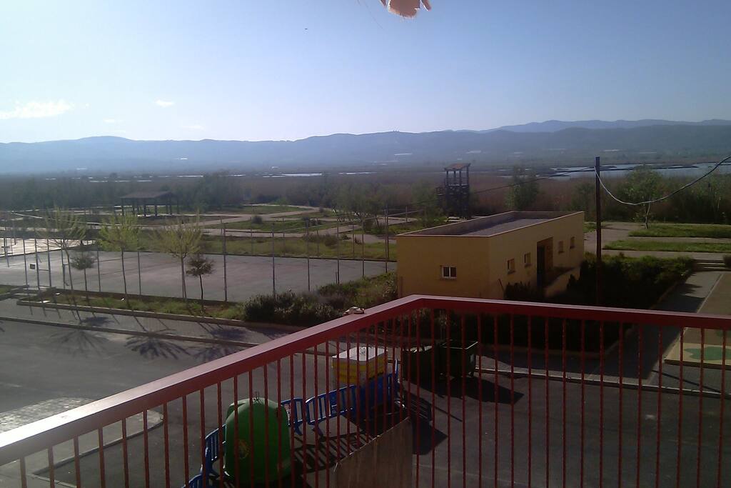 Vistas traseras a pistas polideportivas