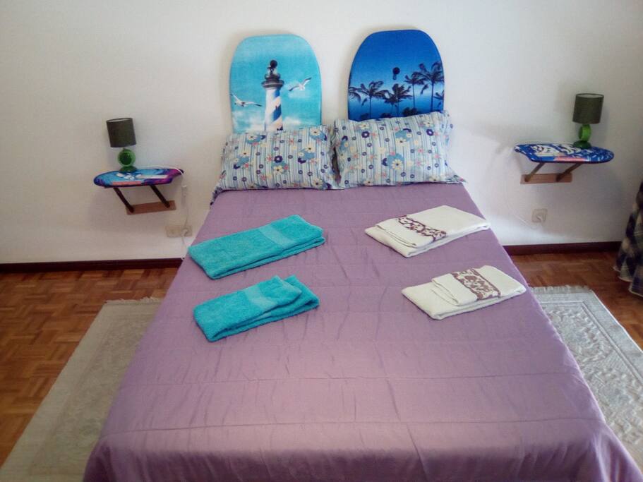 Quarto duplo com cama de casal (pormenor)