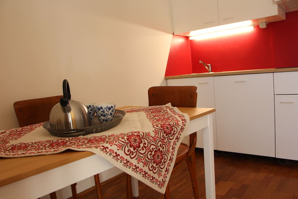 STUBE 6 - Angolo cottura e zona pranzo-Living room with kitchen