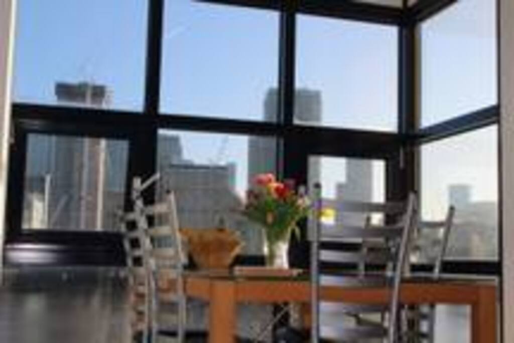 Stunning View of Canary Wharf!!