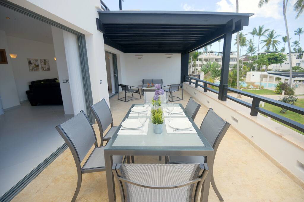 Covered terrace with outdoor dining area