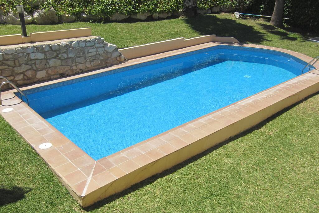 Pool view from terrace. Vista de la piscina desde terraza interior.