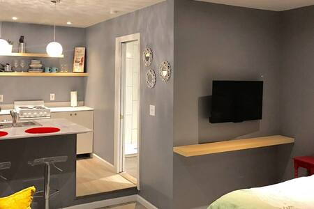 Stylish Garage Apt Near Downtown-4 Blks 2 Shands