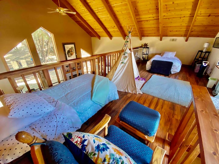 Upstairs loft area with 2 beds 
