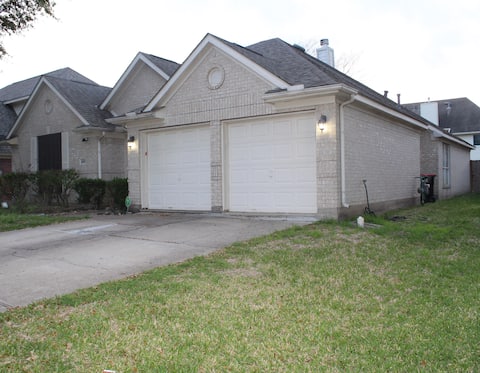 HOME SWEET HOME (Spacious 4 Bedrooms Home)