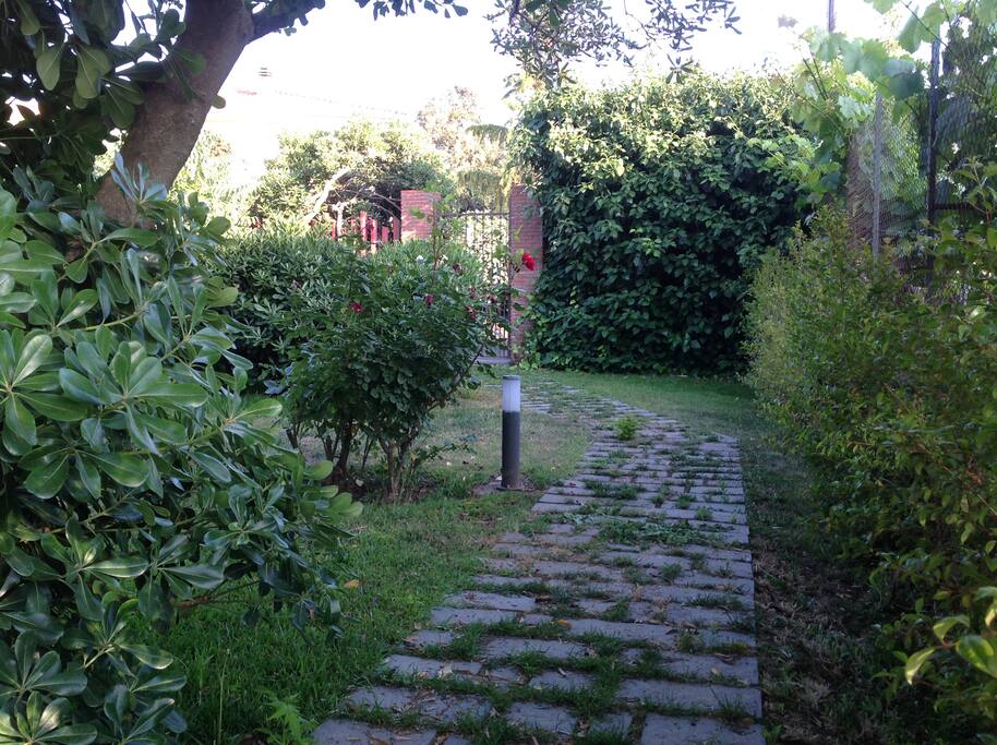 L'ingresso esclusivo per gli ospiti con il vialetto lastricato che conduce alla alla struttura.