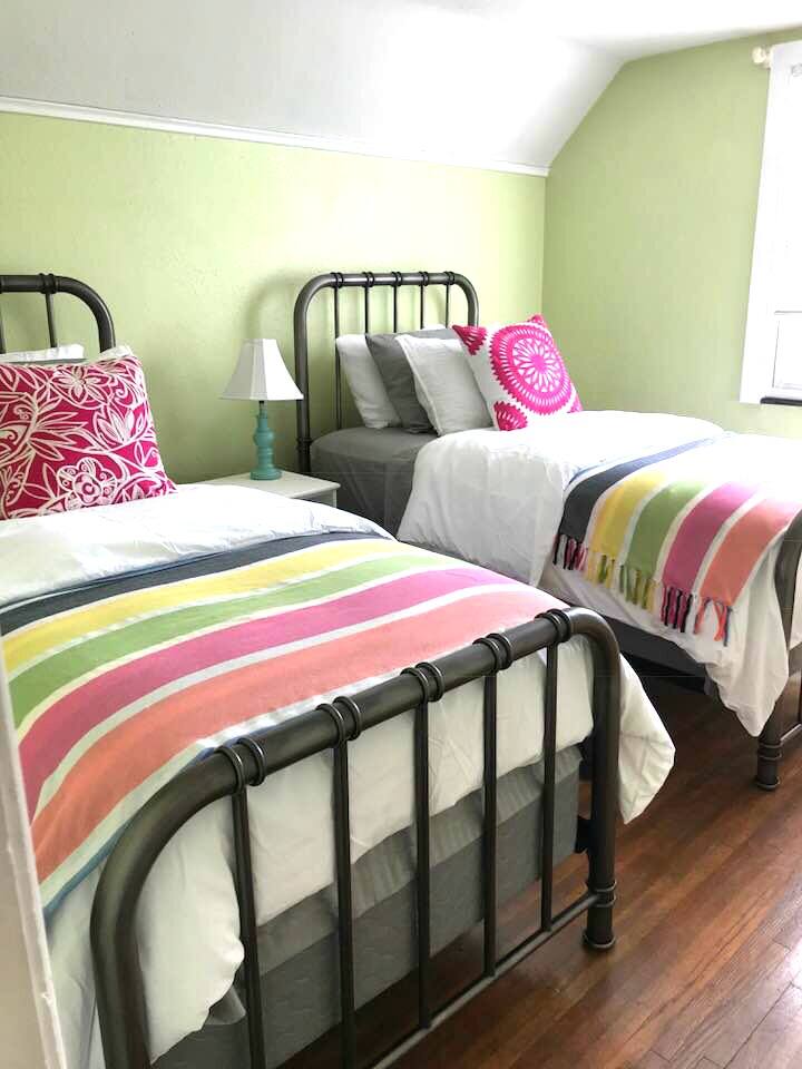 غرفة الجدة العلوية - غرفتي نوم توأم مع مكيف هواء/واي فاي/تلفزيون وخزانة ملابس