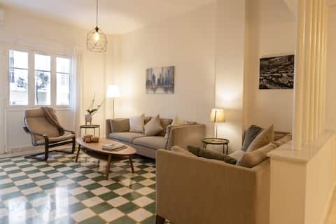 24h Elec! Spacious Stylish 60's Comfy, Quiet 3BDRm