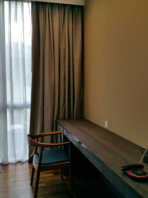 Quality console with 43 inch 4K Ultra High Definition TV with Cable (CNN, CNBC, etc.) and free high speed wireless internet all day long.