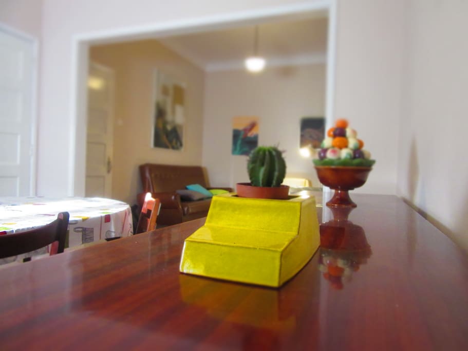 A decoração com objetos de cerâmica local e autores contemporâneos