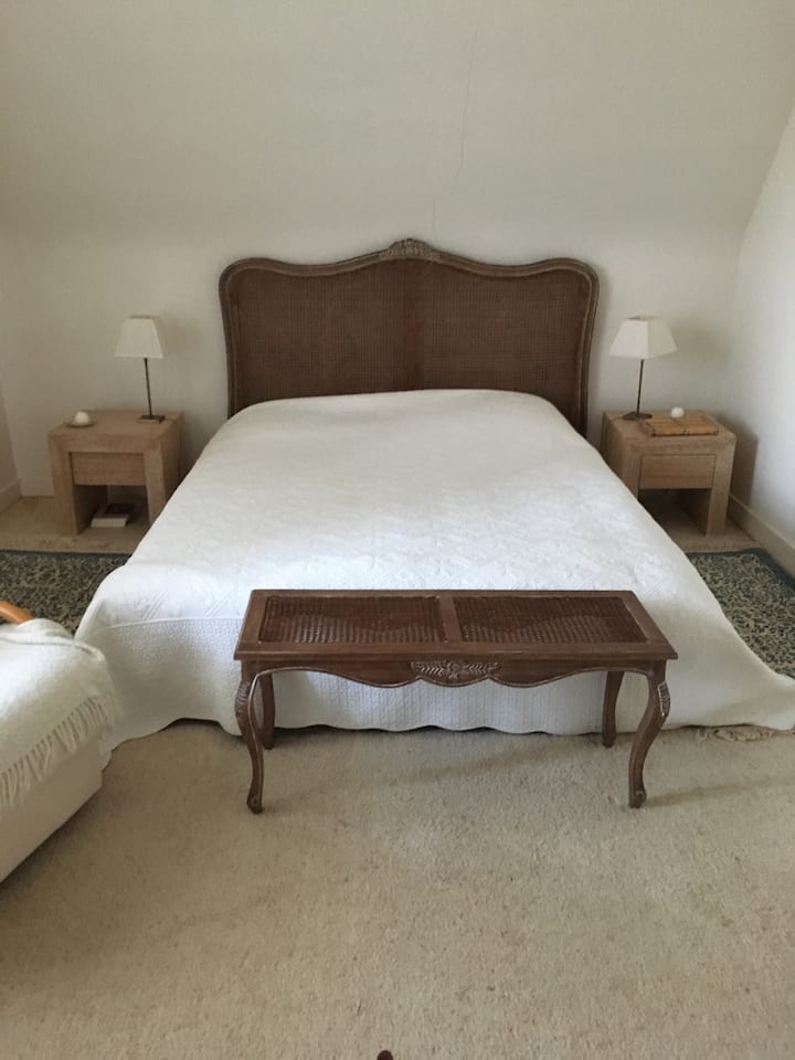 Každá izba má kúpeľňu alebo sprchovací kút. To umožňuje veľkú nezávislosť od seba .