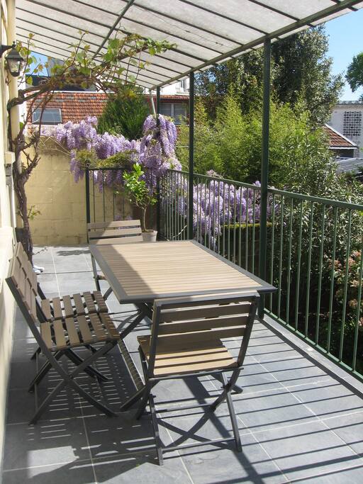 La terrasse surplombant le jardin