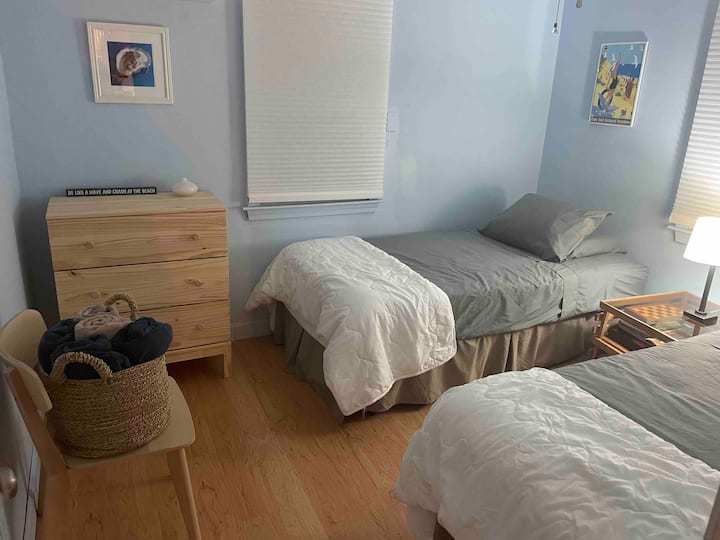 Druhá spálňa. Dve samostatné postele, ktoré je možné kombinovať aj na vytvorenie manželskej postele (s upozornením vopred). Pre tretie dieťa/menšieho dospelého je k dispozícii skladací matrac.  