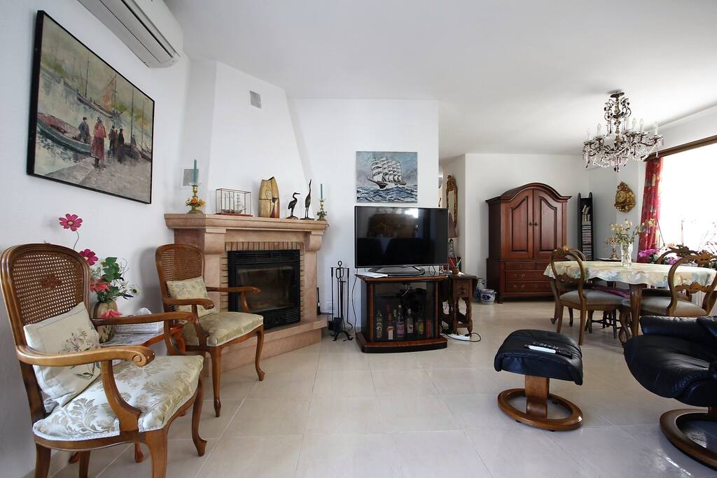 Salon amplio con chimenea