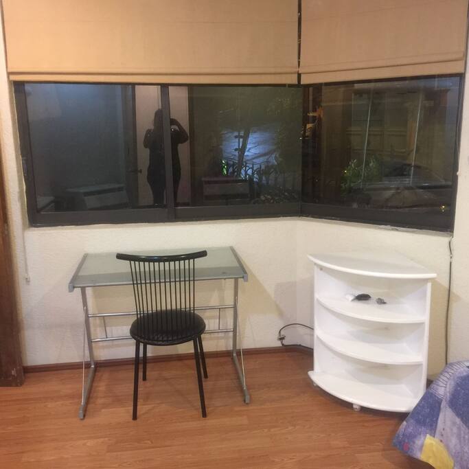 Desk and Side Furniture / Escritorio y Mueble de Repizas