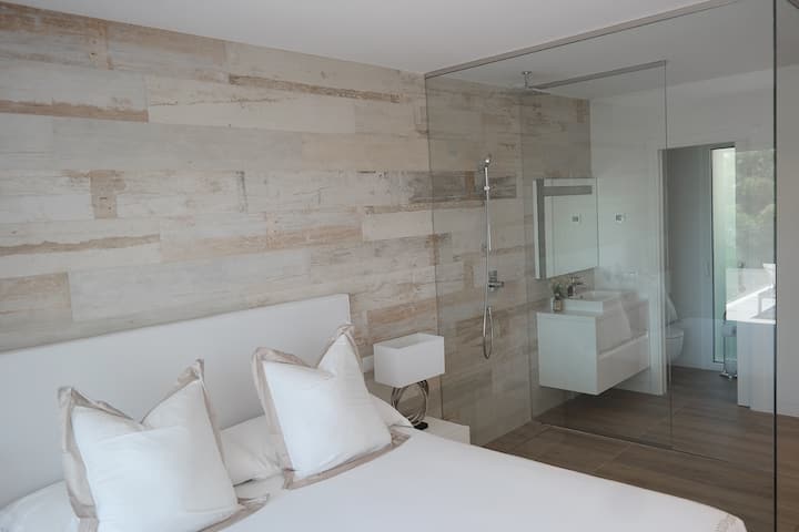 ห้องนอนใหญ่ที่เชื่อมต่อกับระเบียงโดยตรง