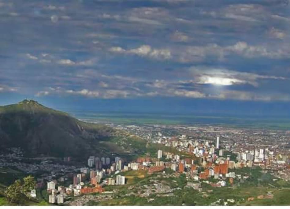 Vista aerea de la ciudad donde se observa que es un valle.