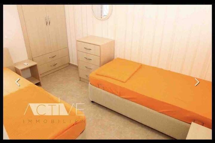 Სტუმრები თავს კომფორტულად გრძნობენ. Უამრავი სათავსო და მყუდრო გარემო.