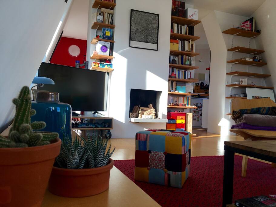 Cocooning Living room with TV, internet, netflix, 2 sofas lots of plaids and rare 180 view from 8 different windows.