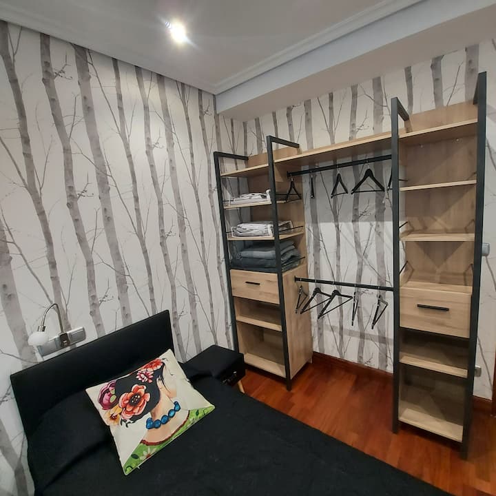 Dhomë miqsh me dy 90 krevate.