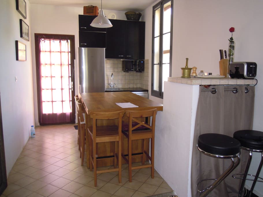Cuisine ouverte sur salon, conviviale et très fonctionnelle.
