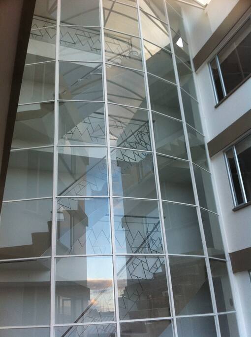 Edificio moderno goza de iluminación natural