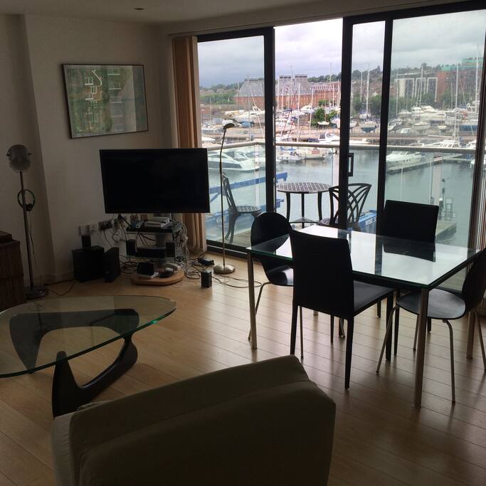 Sitting room/diner with balcony