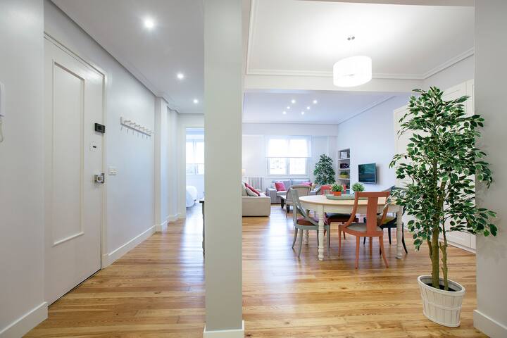 Ondarreta-Palacio Real apartment, 50m from seaside gallery image 2