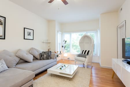 Hip Chicago Apartment - FREE Parking Spot Included