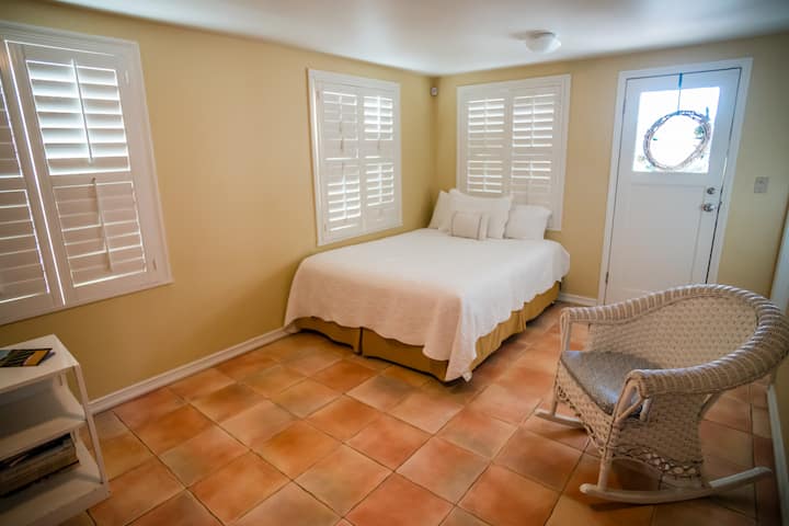 Dhomë gjumi në katin e poshtëm 4- Krevat Queen Size 