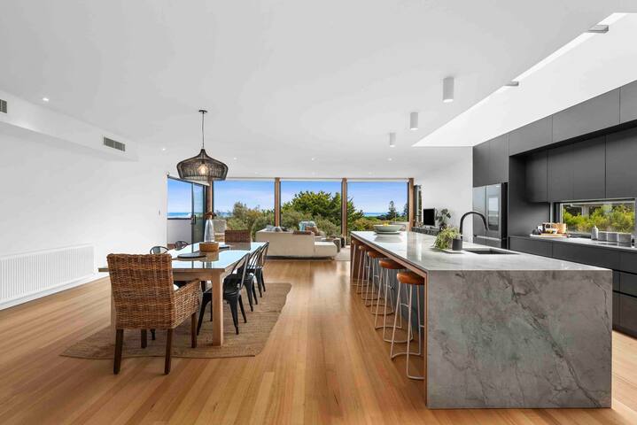 Beach Dreams- Beach, Spa, Pool, Gym + Cinema gallery image 3