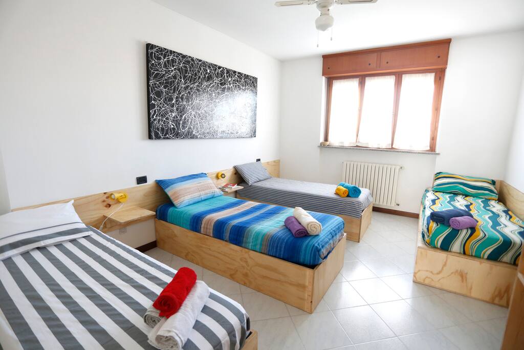 bedroom with 4 single beds