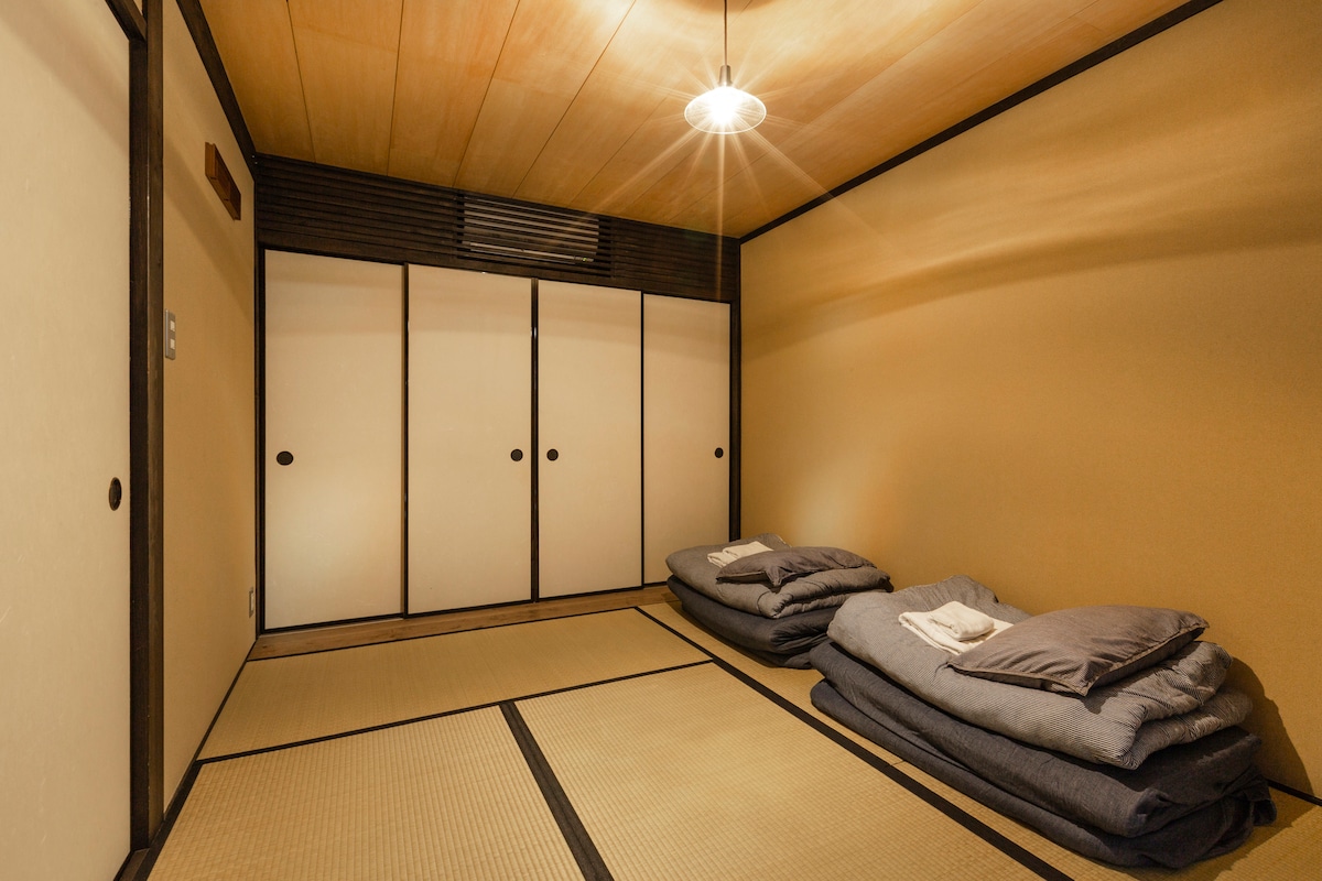 This is the first floor tatami bedroom, it can accommodate 3 people (Airbnb certified photographer).