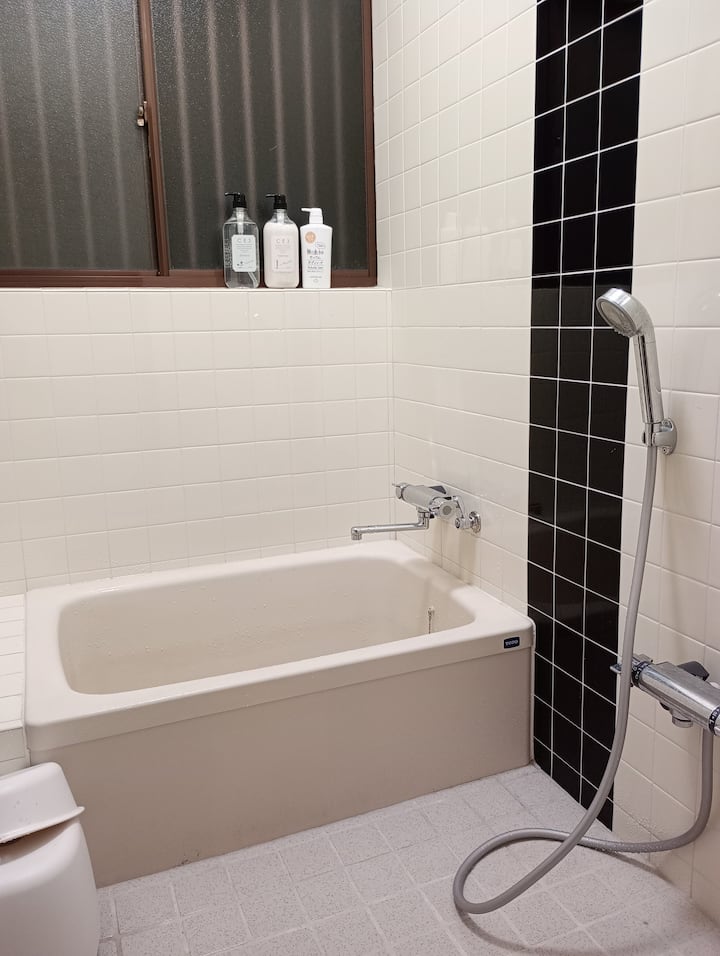 バスルーム、サーモスタット式水栓です。

灯油給湯器を使用しています。

・給湯器のスイッチON
・給湯器の温度設定 ↕
・赤色の水栓を開けるとお湯が出ます。
❖　水栓器具で温度設定が可能
