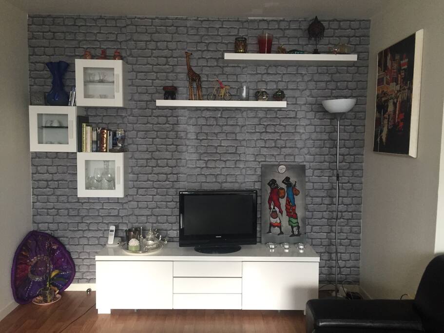Salon moderne épuré tout équipé (tv, internet sans fil, ..)
