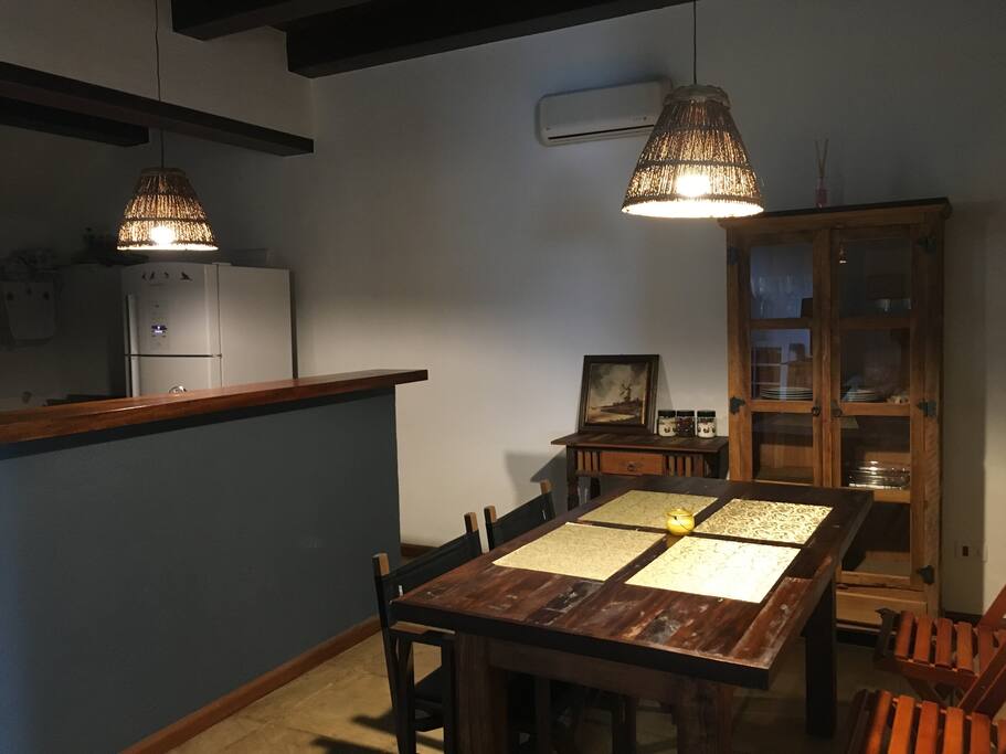 Cozinha e mesa de jantar