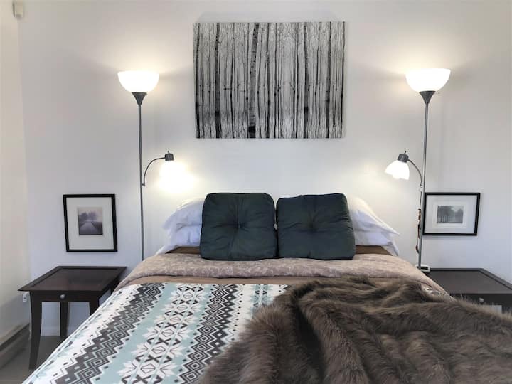 هذا سرير بحجم كبير. تتوفر أسرّة إضافية للفوتون الذي يصل إلى سرير بمقاس مزدوج. كاسيتا لديها تدفئة كهربائية. يُرجى عدم ترك أي شيء  يغطي السخانات - خطر الحريق. مكبس الهواء الموجود مقابل منطقة السرير. 