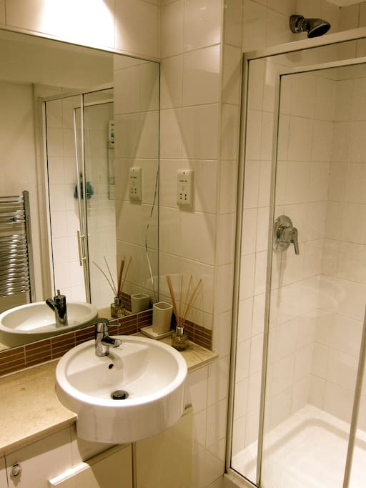 En suite bathroom with power shower